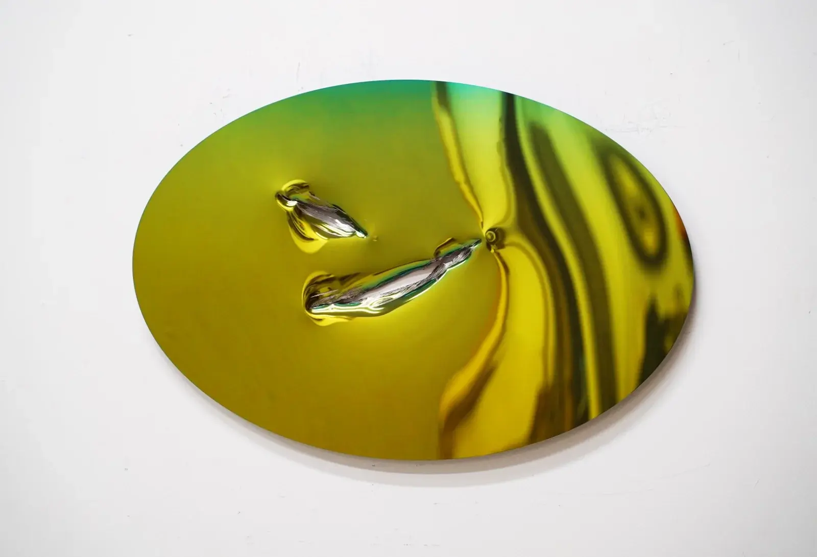 Grün-gold schimmernde Stahlskulptur von John Franzen mit doppelter Materialöffnung und verzerrter Spiegelung