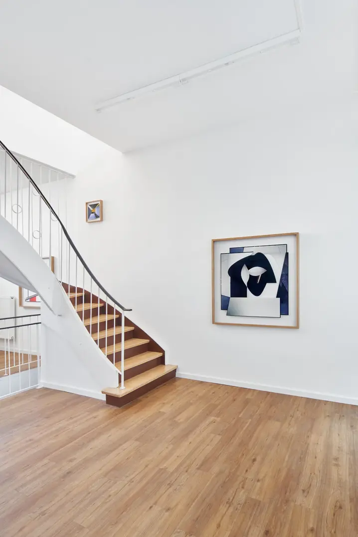 Zwei fotografische Collagen von Patrik Grijalvo aus der Serie „Fragmented Architectures“ in der Ausstellung bei Schlieder Contemporary Frankfurt.