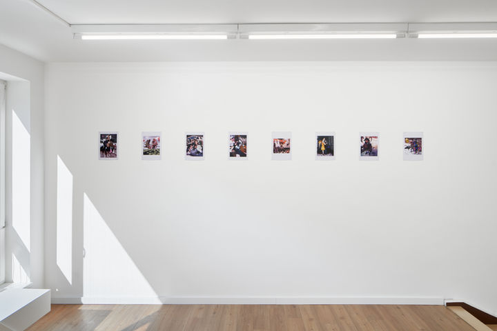 Surreale Fotografiecollagen von Timo von Eicken an weißer Wand bei Galerie Schlieder Contemporary in Frankfurt