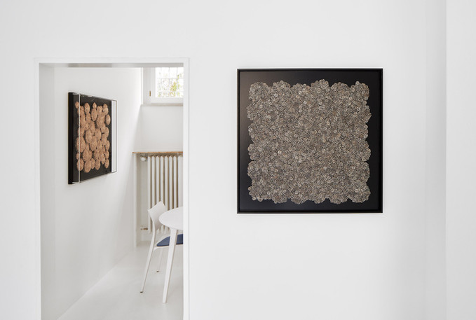 Quadratische Naturkunst von Hilde Trip aus Federn und Gräsern in Frankfurter Galerie