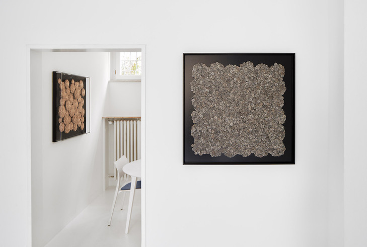 Quadratische Naturkunst von Hilde Trip aus Federn und Gräsern in Frankfurter Galerie