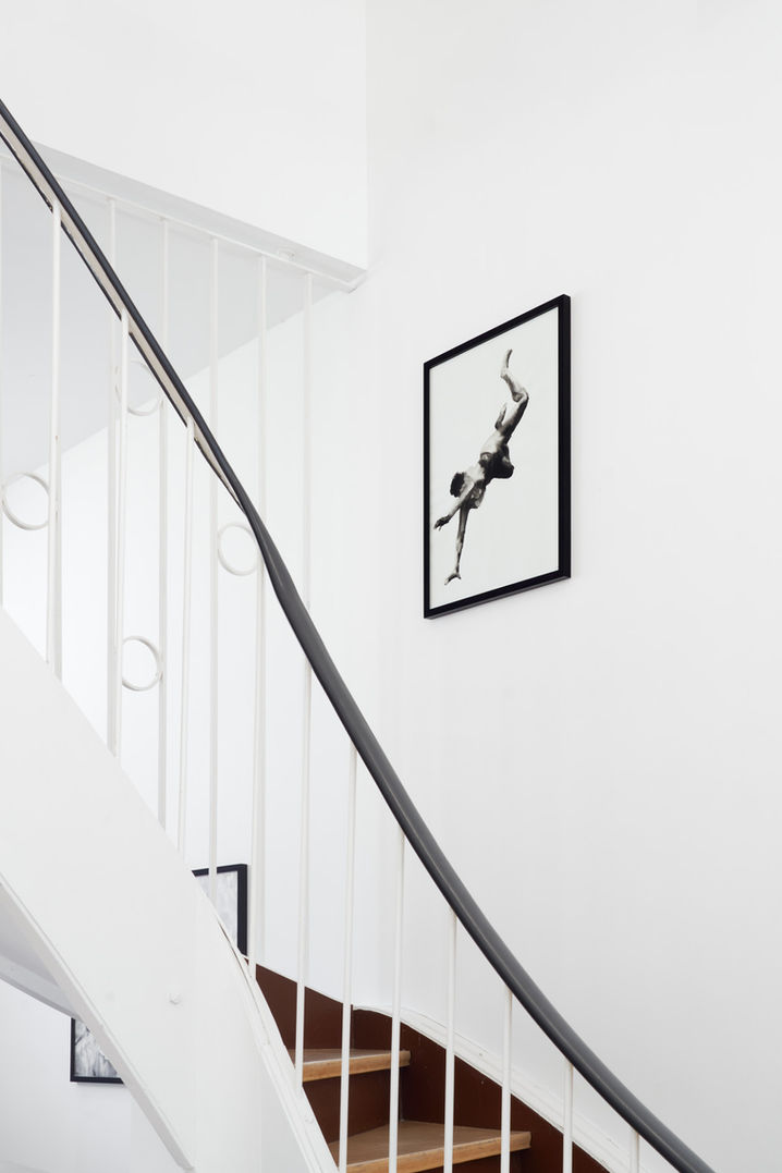 Hochformatige schwarze Tusche Zeichnung von Gregor Kalus bei Frankfurter Galerie Schlieder Contemporary in Treppenaufgang