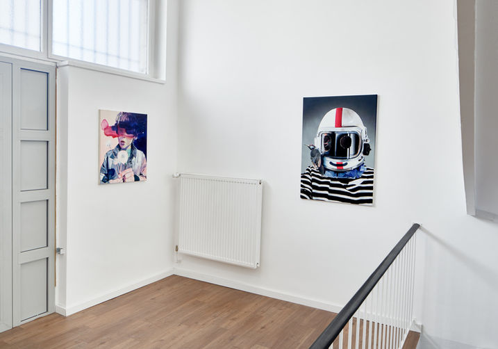 Kunstwerke von Timo von Eicken mit Junge mit Pusteblume und Mann mit Helm an weißer Galeriewand bei Schlieder Contemporary