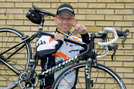 Louis med cykel o medalj web