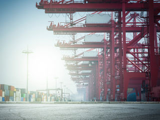 Puerto con contenedores para ilustrar la tasa del 30% a importaciones desde Colombia en Ecuador desde 1 de febrero de 2026