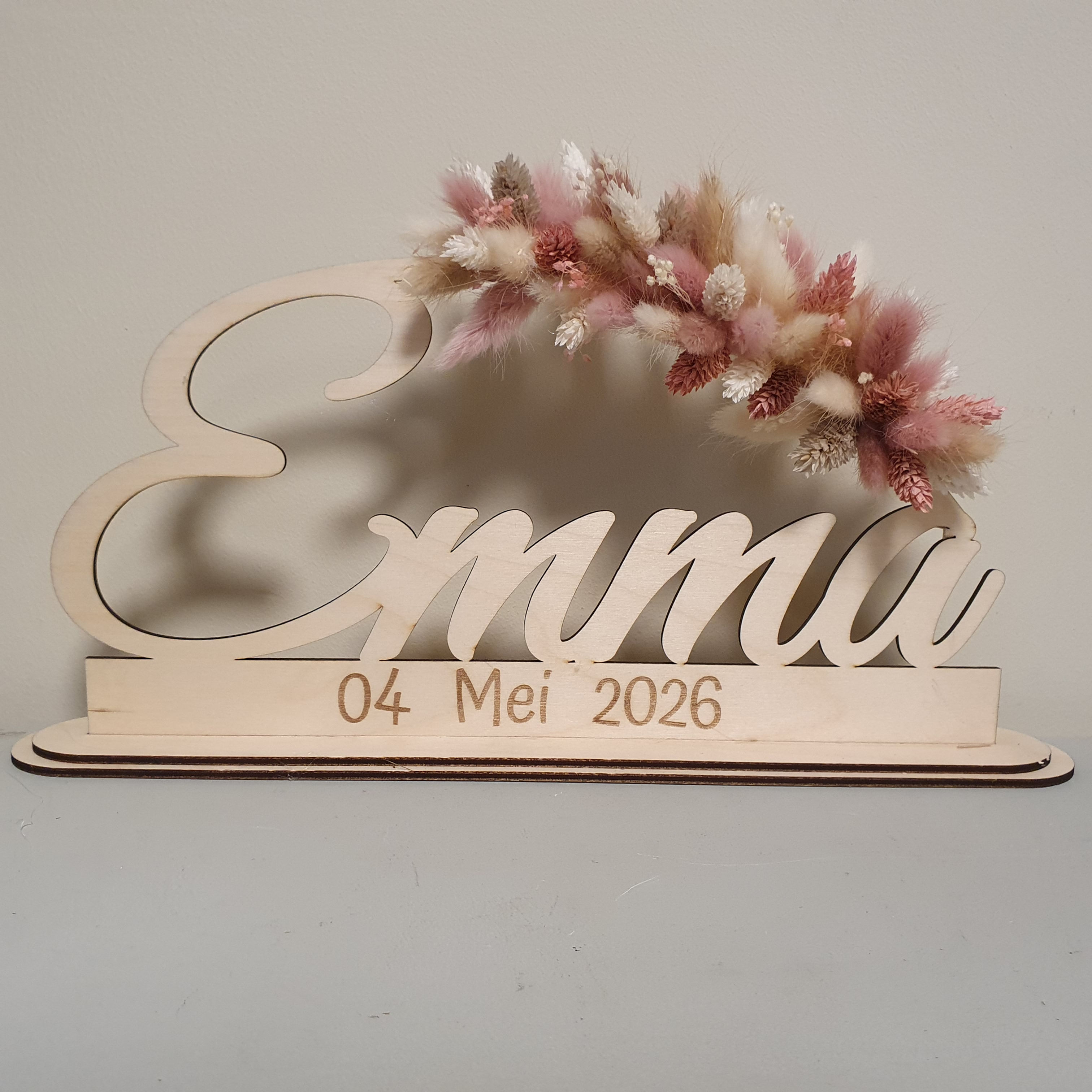 Houten naamdecoratie met droogbloemboog