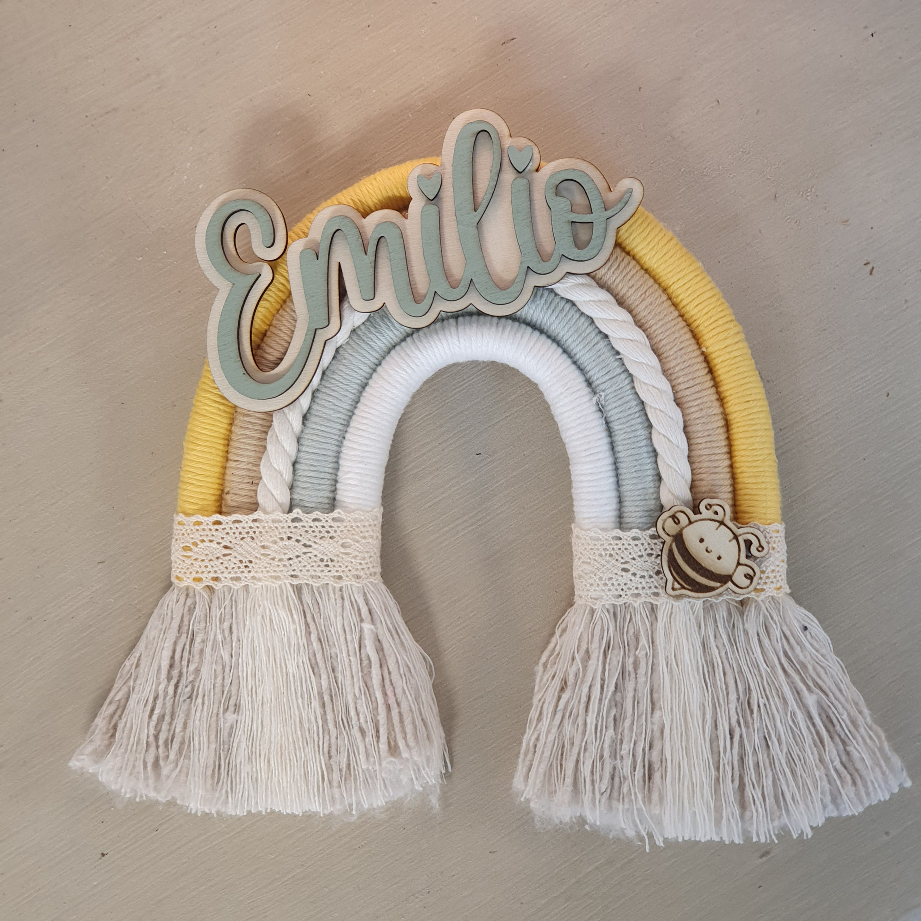 Handgemaakt gepersonaliseerd regenboogje met naam, zachte kleuren en decoratieve details