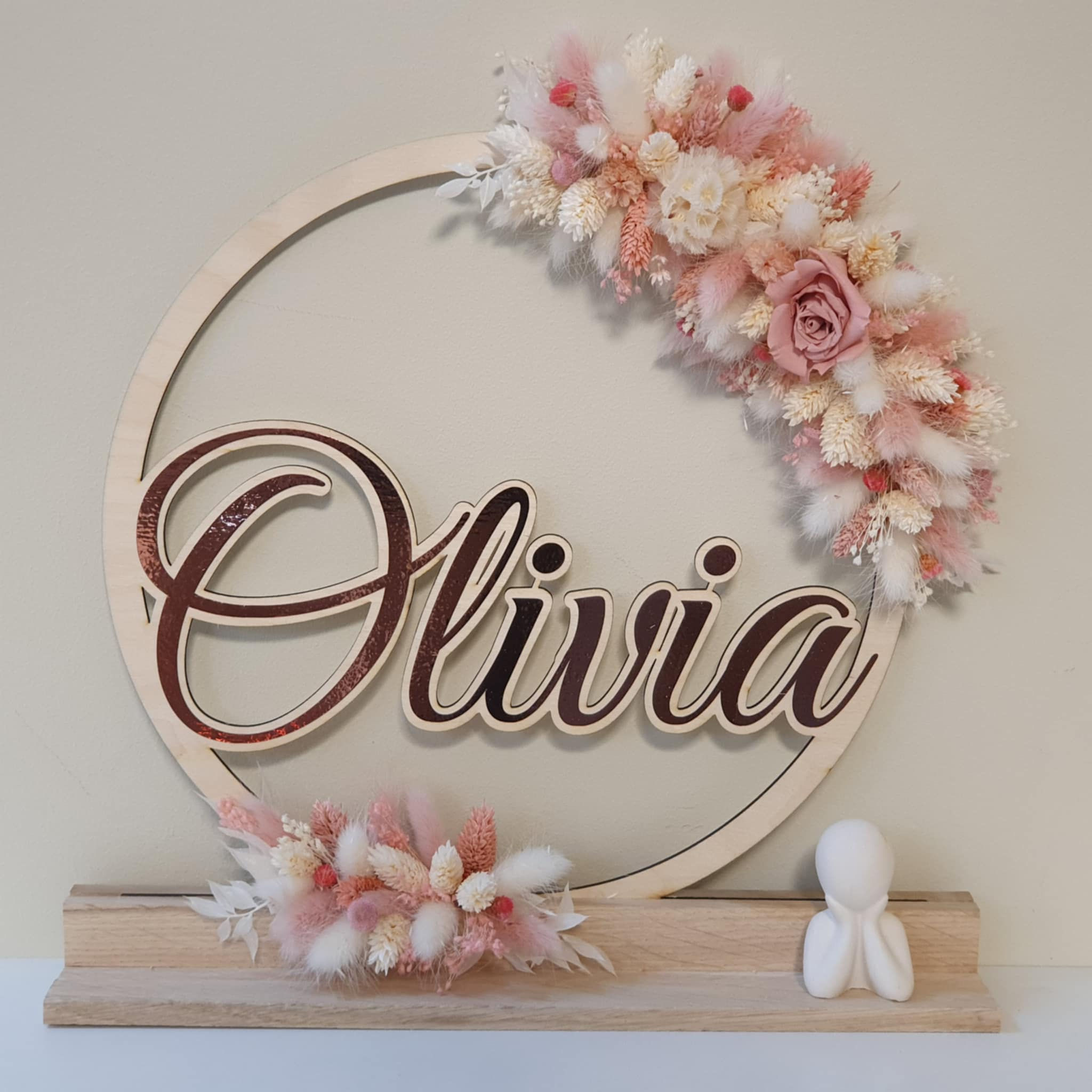 Grote houten naamcirkel met droogbloemen en houten voetje, gepersonaliseerd met naam.