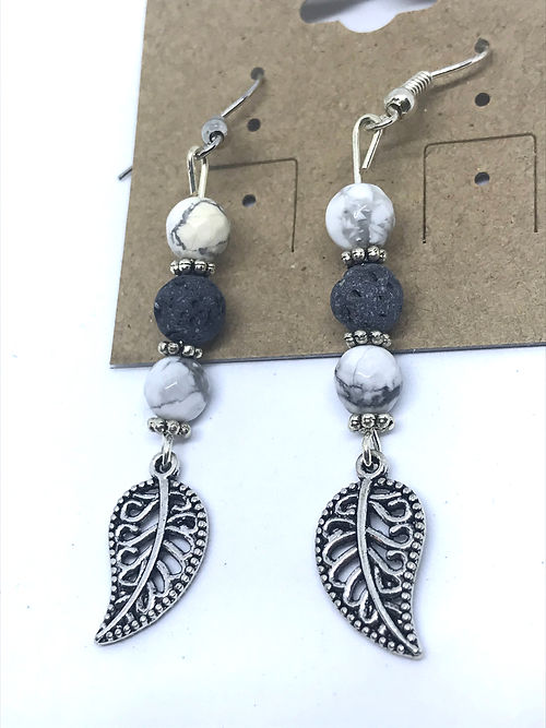 Aretes de hoja/howlita blanca