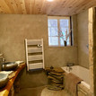 badkamer met ligbad en douche