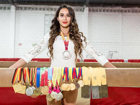 La Atleta Olímpica Mexicana, Elsa García, arroja la bandera de México al suelo, convirtiéndose ahora en blanco de insultos por parte de los internautas.