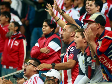 Aficionado de Chivas irrumpe en conferencia de prensa y exige la renuncia del equipo tras el empate ante Cibao FC