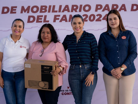 La gobernadora Indira Vizcaíno Silva encabezó la entrega de escritorios, sillas y videoproyectores a docentes de secundarias públicas y Centros de Atención Múltiple (CAM) en Manzanillo. 