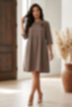 Rochie damă taupe cu floare decorativă, croi lejer, decolteu rotund și mâneci trei sferturi