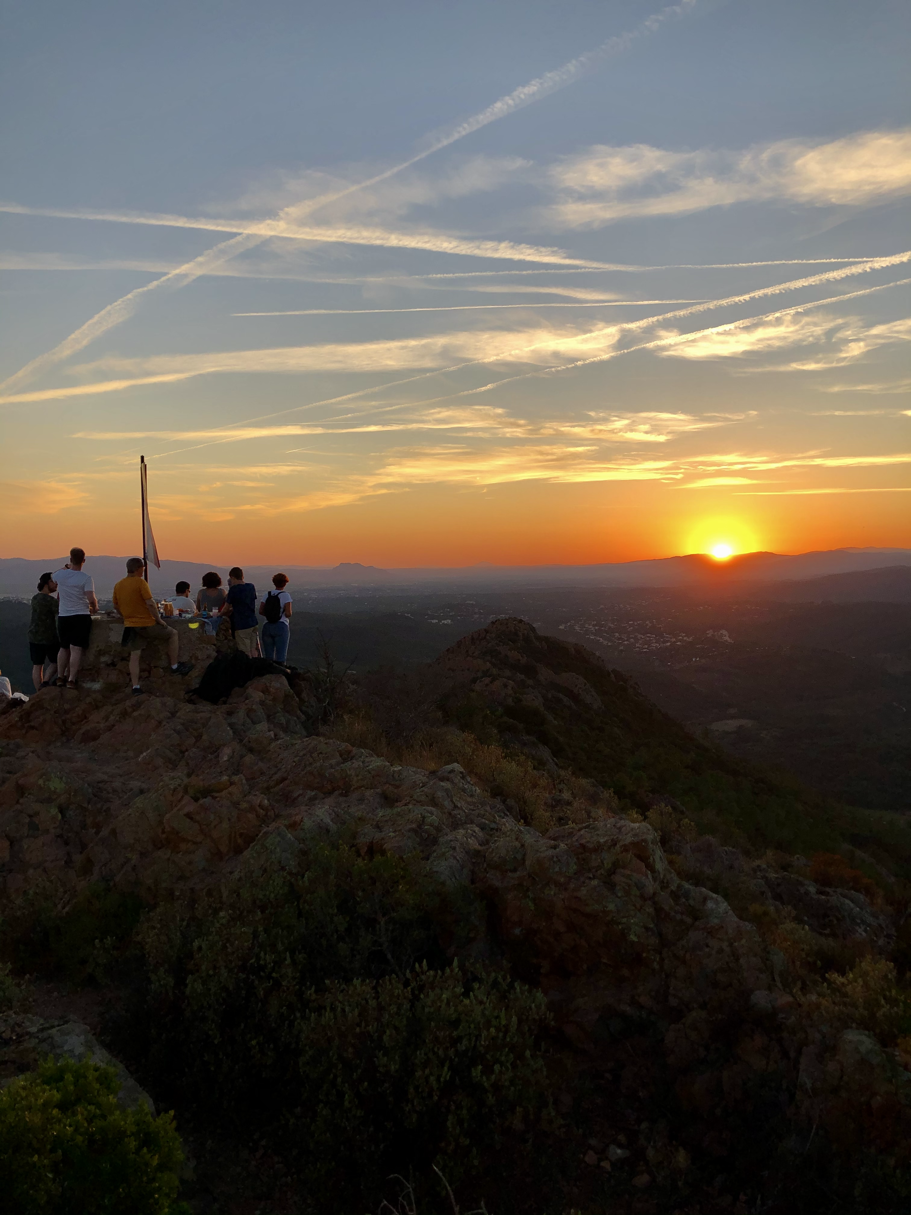 Randonneurs partageant un apéritif au coucher du soleil dans l’Estérel à Saint-Raphaël