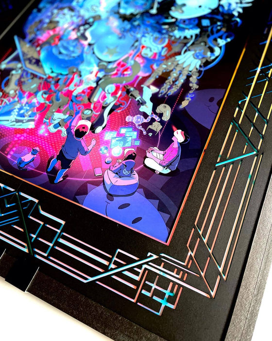 額装家多喜博子 額装例 右下一部：B3ポスター イラストレターGODTAIL Sプリズムプリント サイバー感のあるオーロラに光るデザイン額装 サイズ700ｘ600㎜