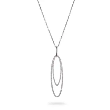 Az olasz MATTIOLI márka letisztult modelljében, ebben az 1,34 karátnyi gyémánttal díszített, 18 karátos fehérarany medálban egy kis játékosság is rejlik, ahogy az ovális elemek könnyedén mozognak. A gyémántos és fehérarany elemek megfordíthatók, és több verzióban kombinálhatók. A csillogó nyakék gyönyörűen simul rá a mellkasra, a modern elegancia jegyében.