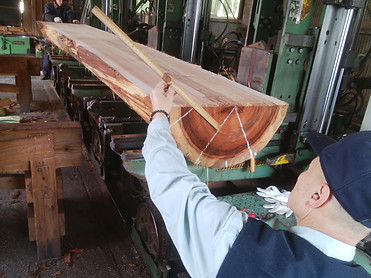 原木を引く製材屋さん|大屋の家