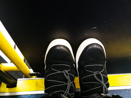 Copiii care citesc pe bus....