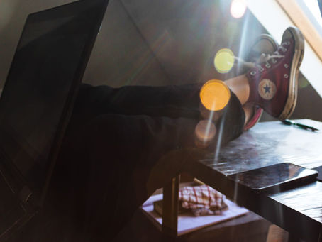 Geamuri deschise și un eseu