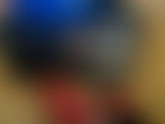 Scriitoare scriind în timp ce citește o carte despre un scriitor scriind