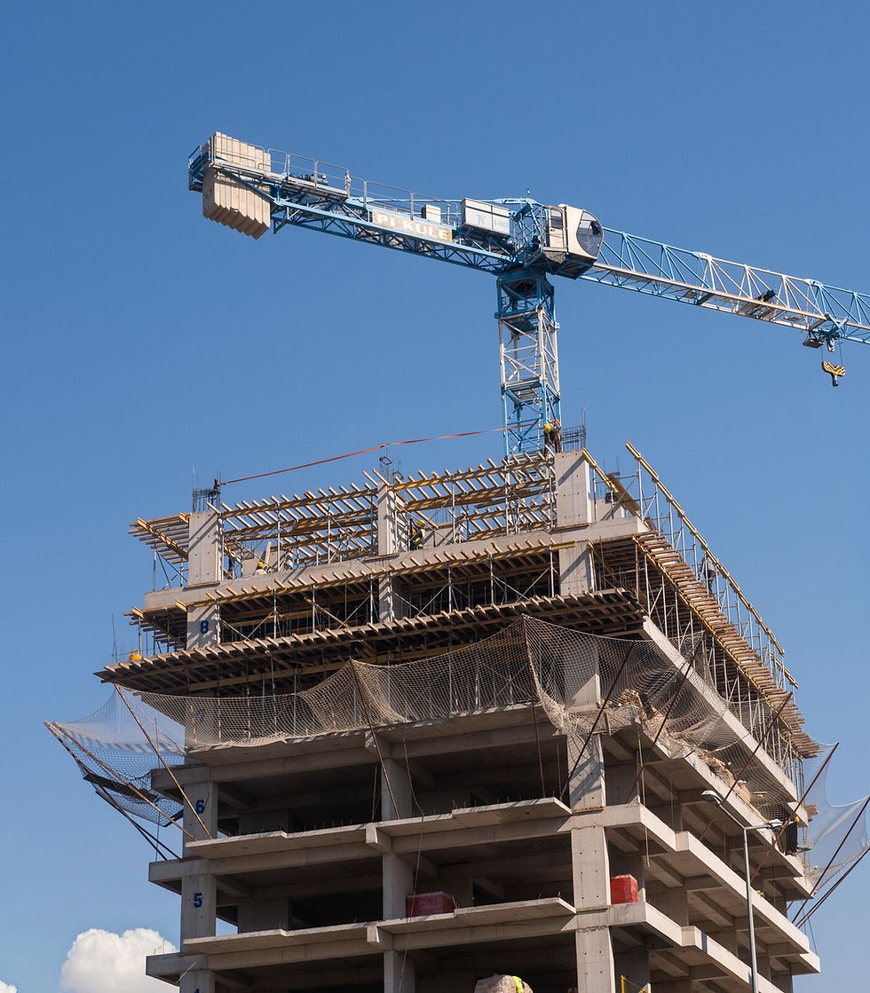LAVORI CONDOMINIALI FERMI: COSA FARE SE L’IMPRESA RITARDA O ABBANDONA IL CANTIERE