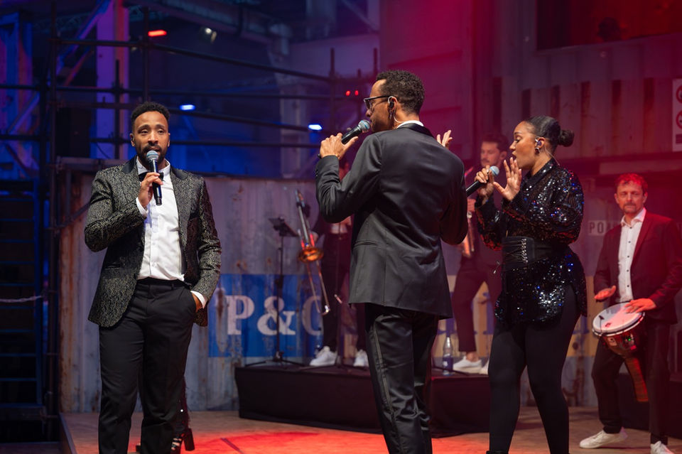 Band auf einer Bühne.