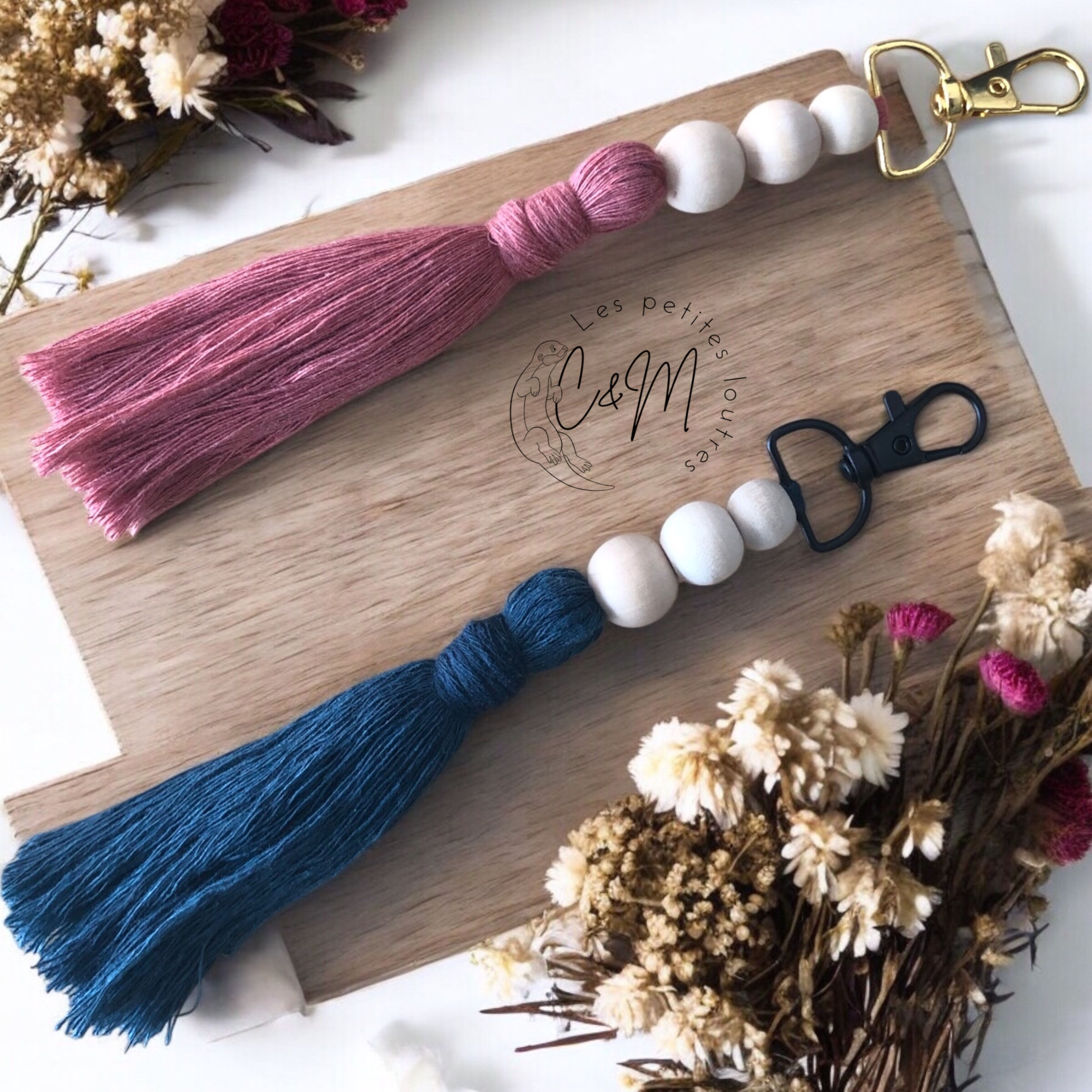 Porte clés / Bijoux de sac avec perles en bois naturel et pompon