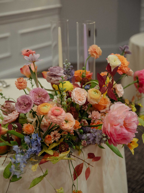 新泽西州 White Manor Country Club 的户外秋季婚礼花艺拱门，采用珊瑚色与蜜桃色玫瑰的不对称断点式设计