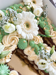 Letter cake personnalisé élégant vert et fleuri