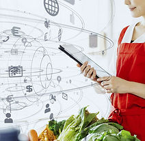 Emprendedora realizando los cálculos de costos de sus productos