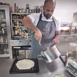 Миниатюра: Participante haciendo pizza italiana del Curso Intensivo de Cocina para Novatos