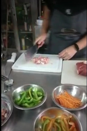 Миниатюра: Participante realizando corte de carne del Curso Intensivo de Cocina para Novatos