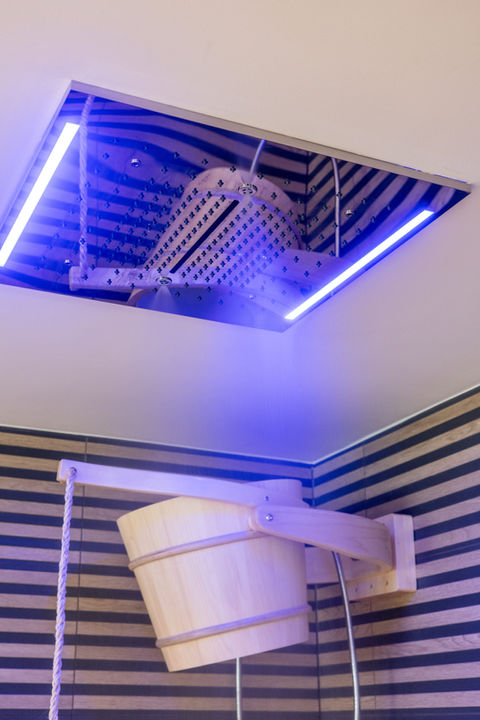 Spa privatif Charleroi L’Annexe Douceur douche sensorielle avec jets d’eau et lumière ambiance espace bien-être