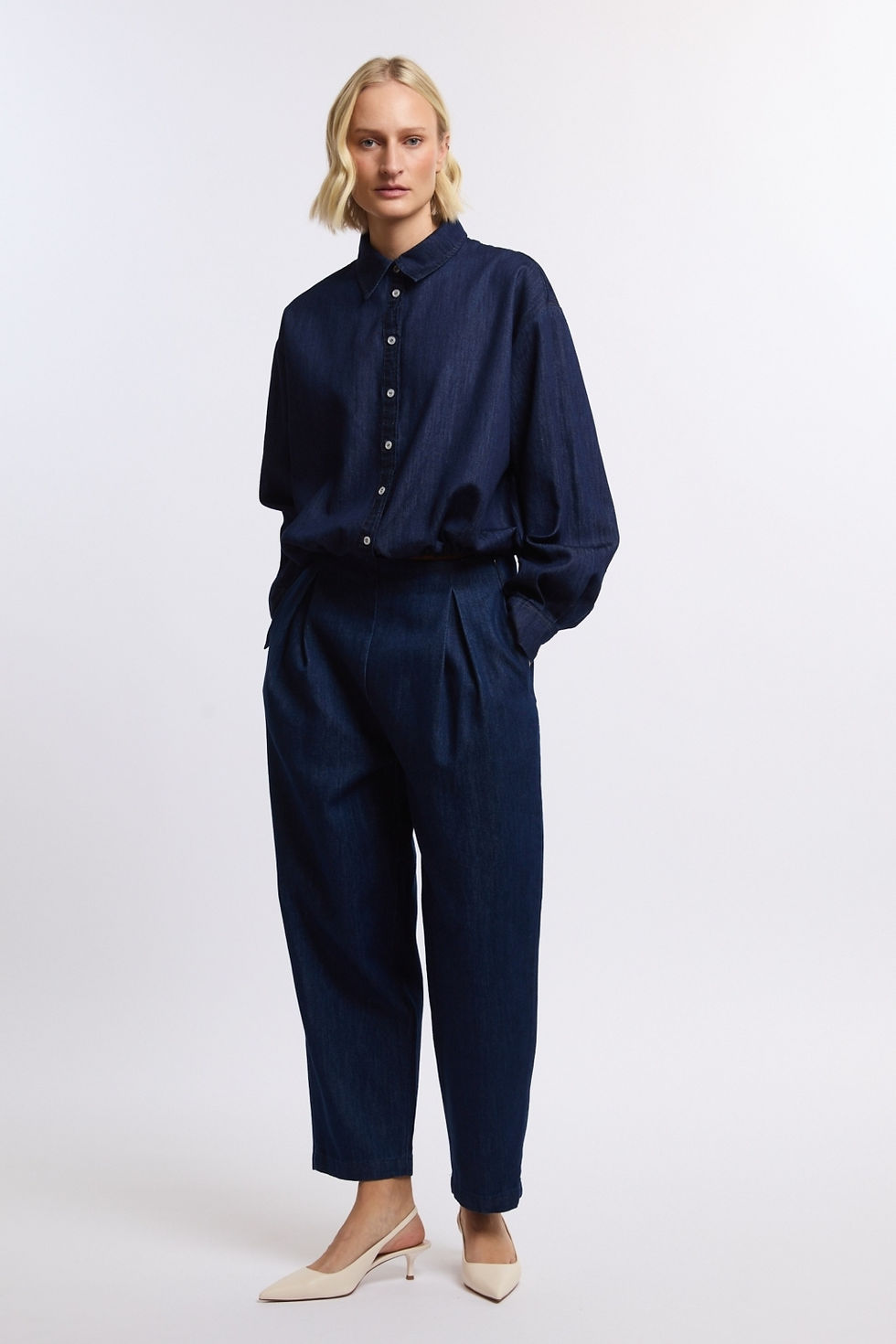 Olava Denim Pant One and Other, Dark Navy Denim — porté sur mannequin — Moomy The Collection