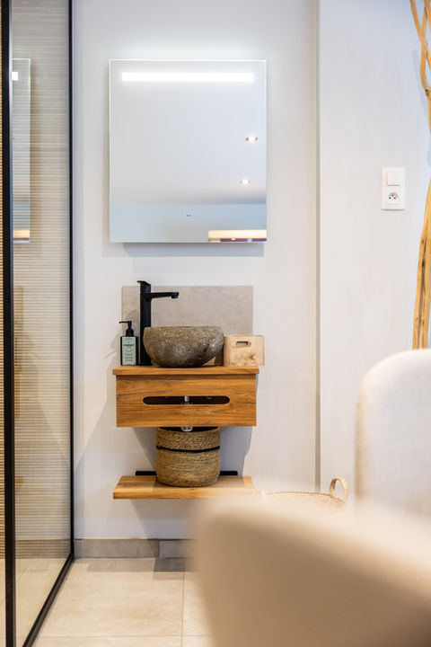 Spa privatif Charleroi L’Annexe Douceur salle de bain avec vasque en pierre et meuble en bois ambiance naturelle