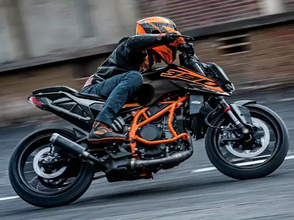 Man racing a orange ktm duke 390