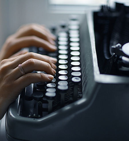 Digitando em uma máquina de escrever