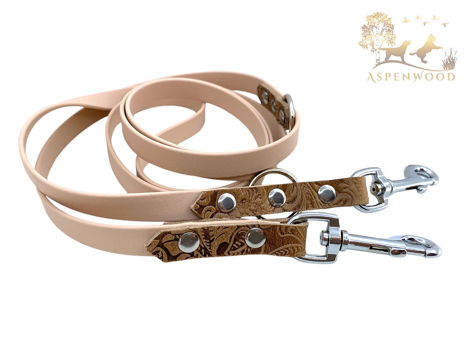 Miniaturbild: Beigefarbene Lederleine, braune Akzente mit Aspenwood Logo im Hintergrund. Aspenwood - Handmade