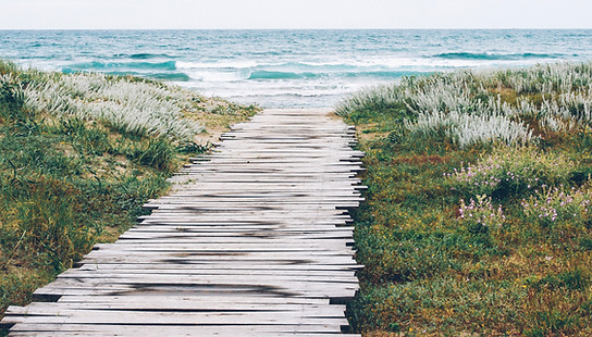 Holzsteg am Meer