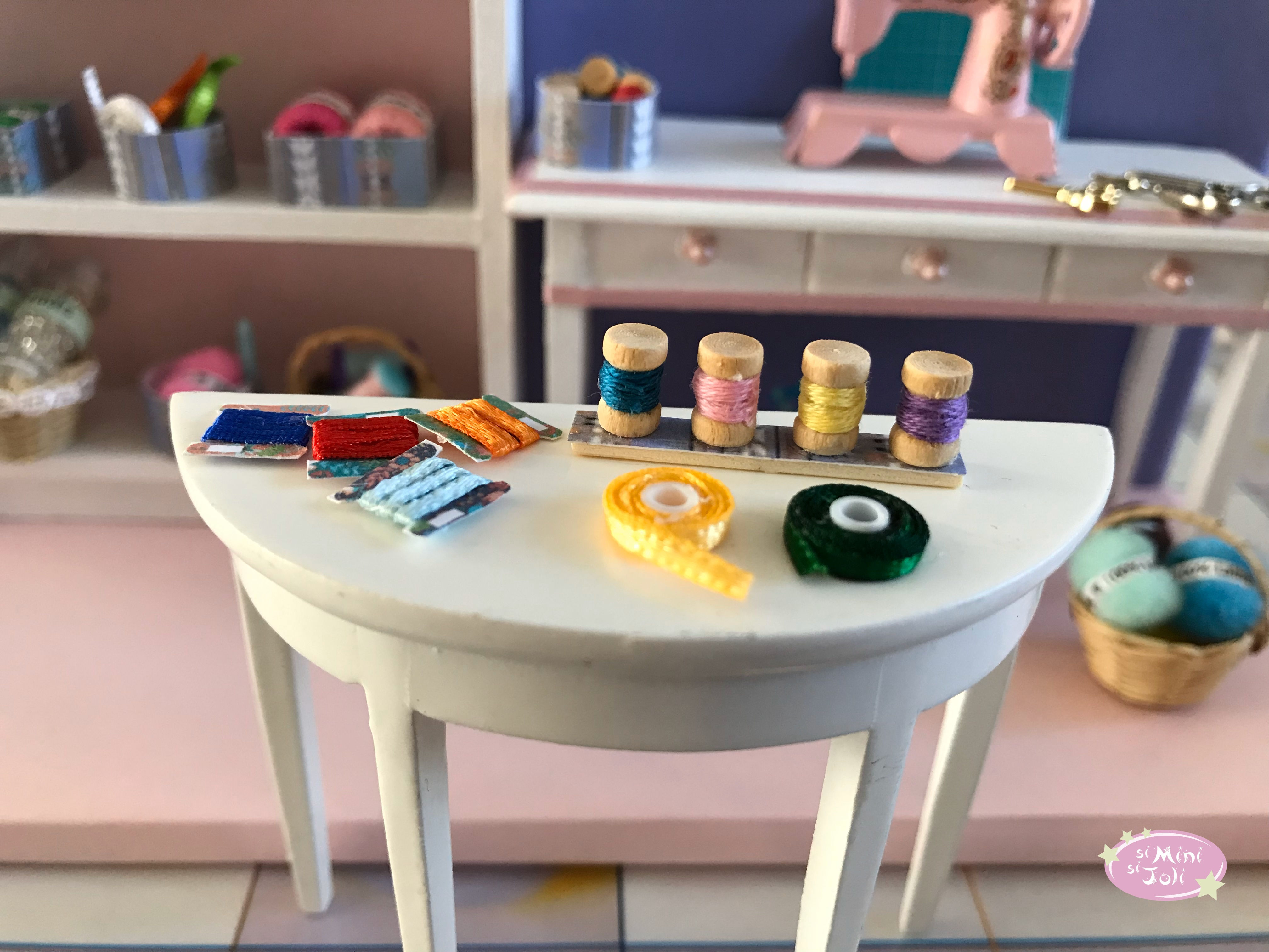 Joli lot de fils et rubans mercerie miniature pour maison de poupée 1:12