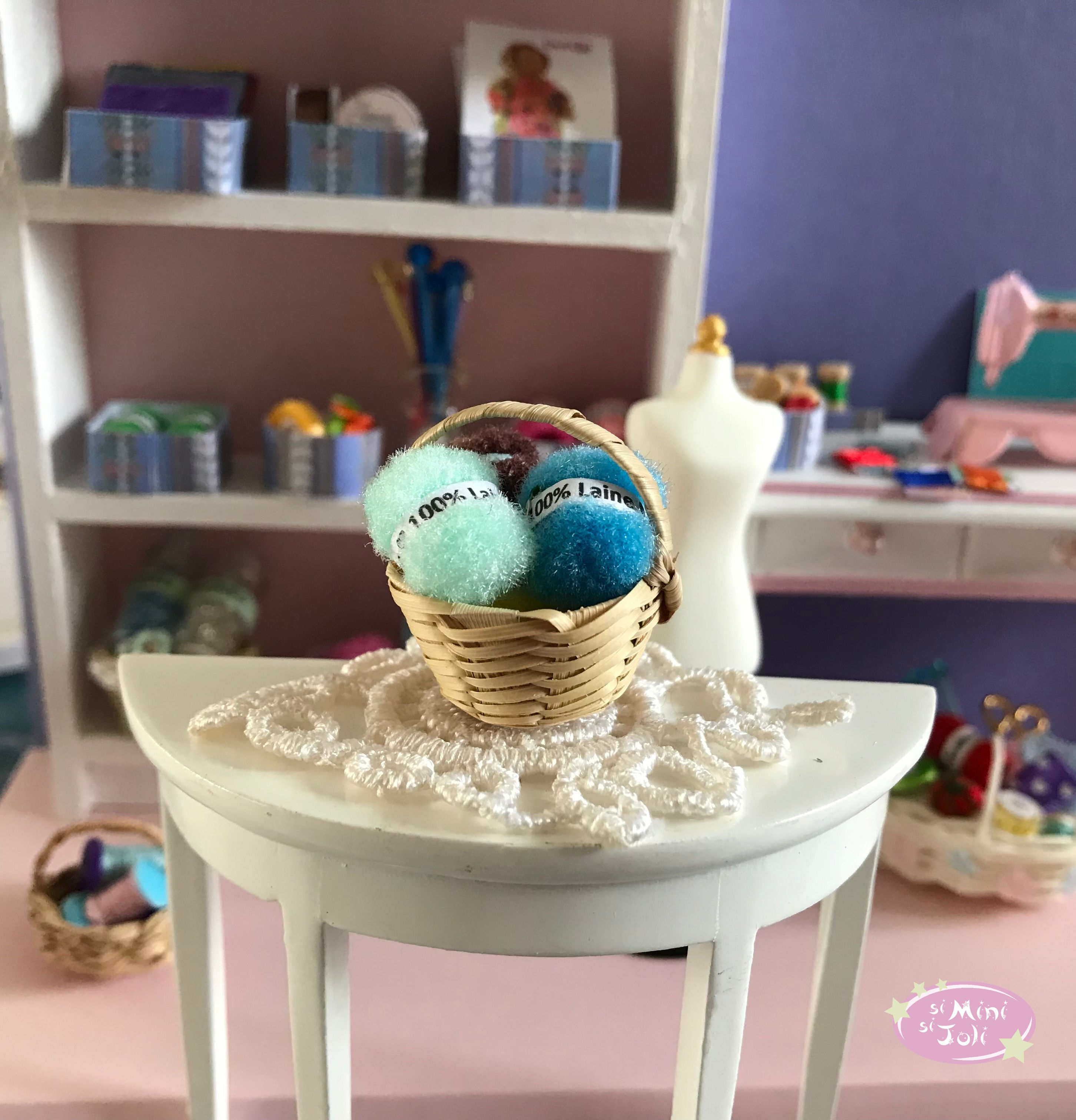 Jolie corbeille contenant trois pelotes de laine (deux grandes et une petite) en  miniature pour maison de poupée 1:12