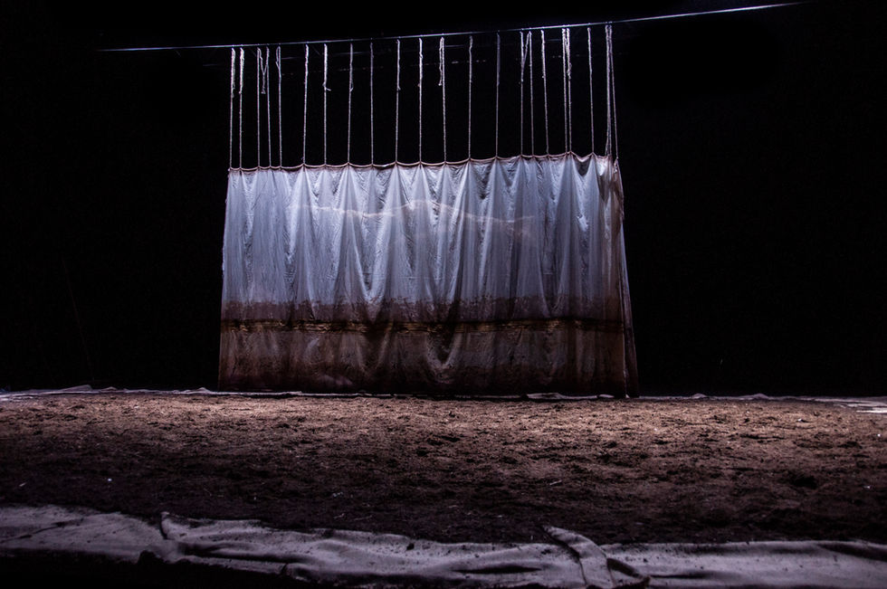 Le Cadavre Encerclé Victoria Hinton Scénographie. Tissus suspendu au dessus d'un sol en terre