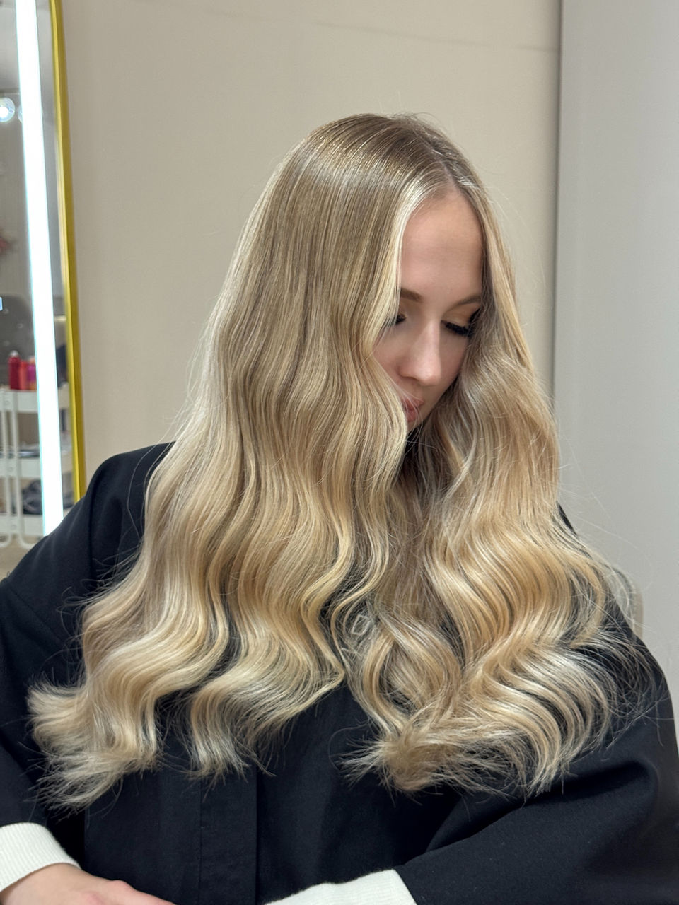 Blondýnka s dlouhými vlnitými vlasy, pohled zblízka. Home, My Site 2