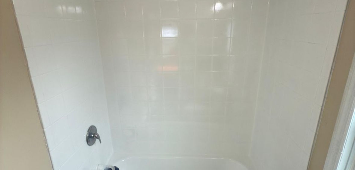 Professional bathtub refinishing result in Florida with a clean, white glossy finish and restoration.