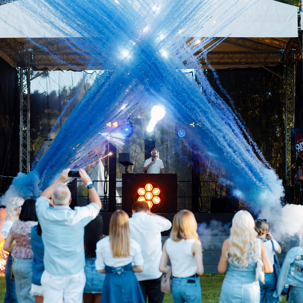 Guests arriving at Repeat the Beat 2025, setting the tone for a stylish denim-themed event in the Czech Republic.