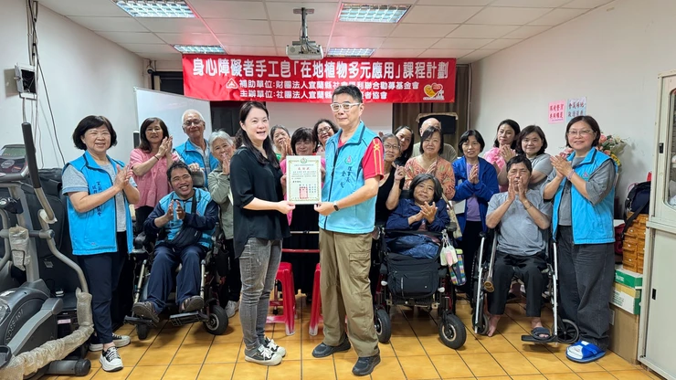手工皂課程結訓頒發感謝狀合影