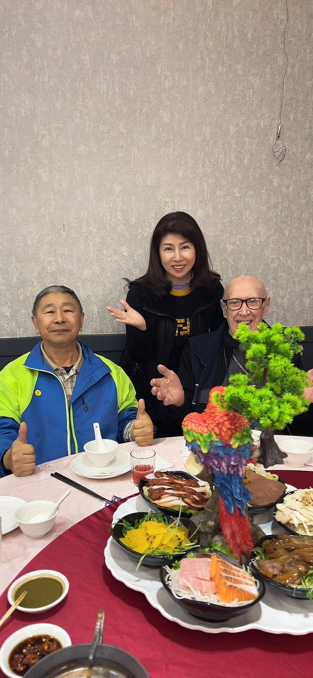 圍桌同樂：志工、成員與家人一起吃飯聊天