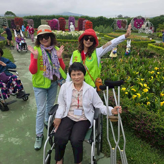 肢障會員坐在輪椅上合影