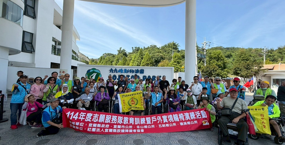 志工與講師於活動結訓典禮中合影，象徵完成教育訓練與團隊合作精神。